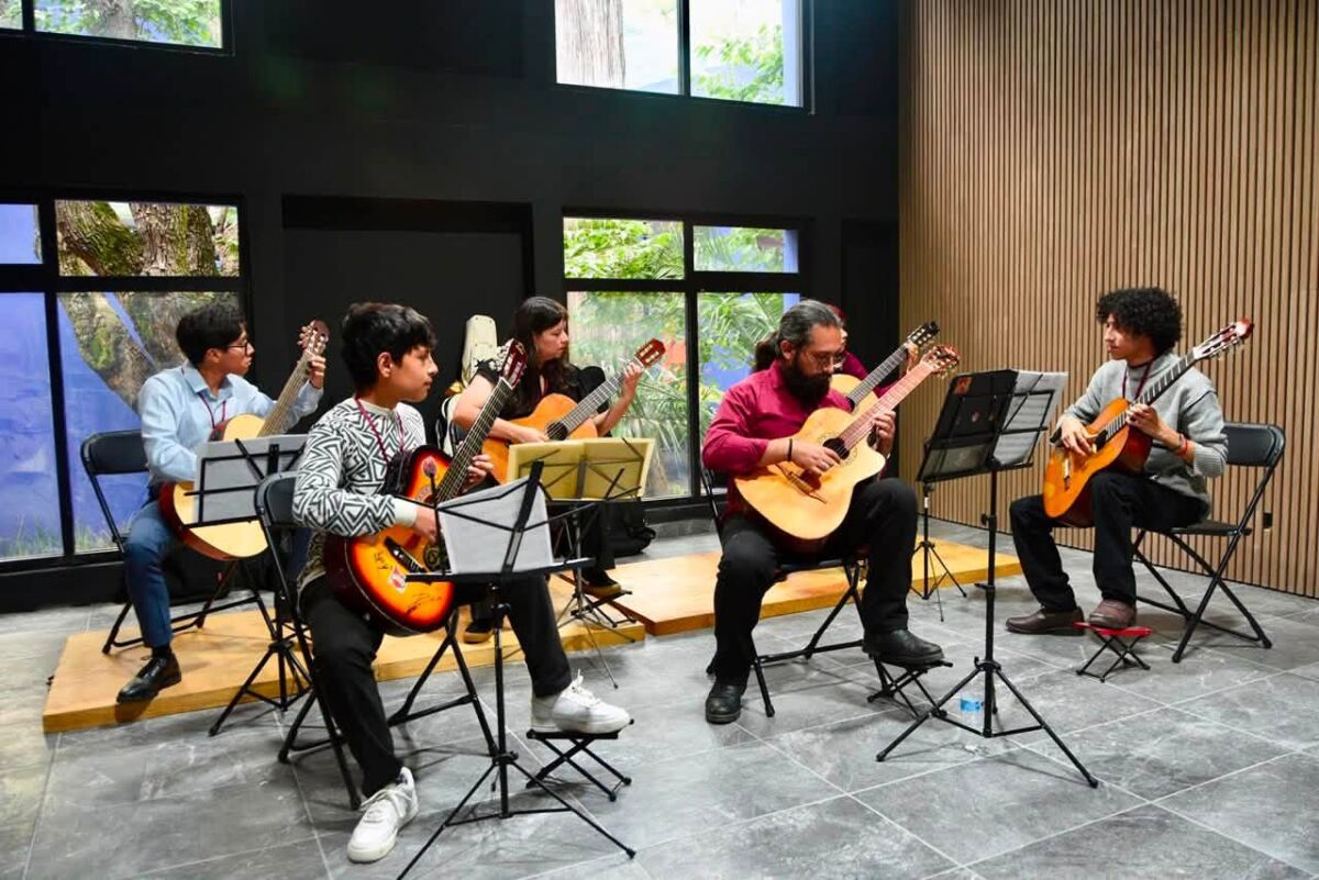 Un grupo de músicos en la Utopía Elena Poniatowska Amor en Coyoacán
