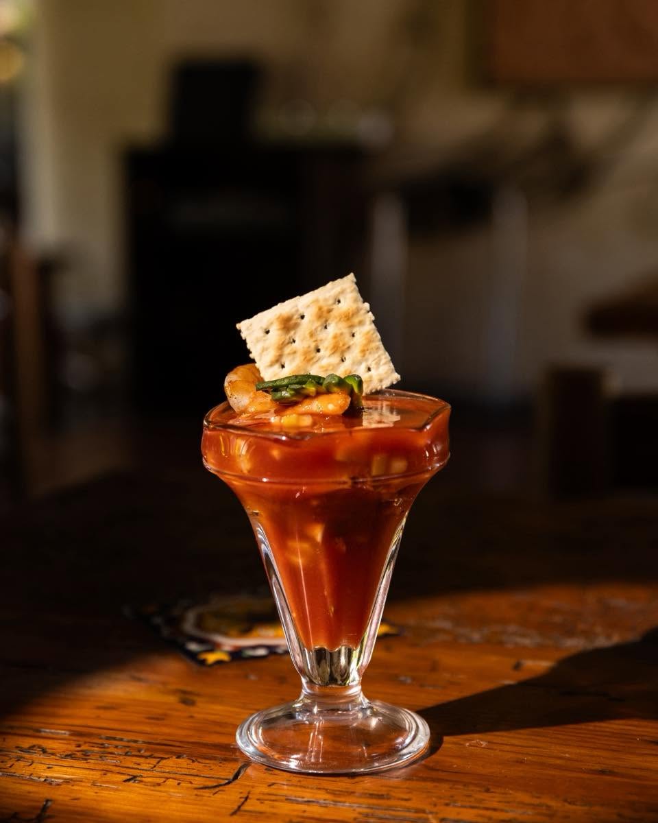 coctel de camarón con saladas