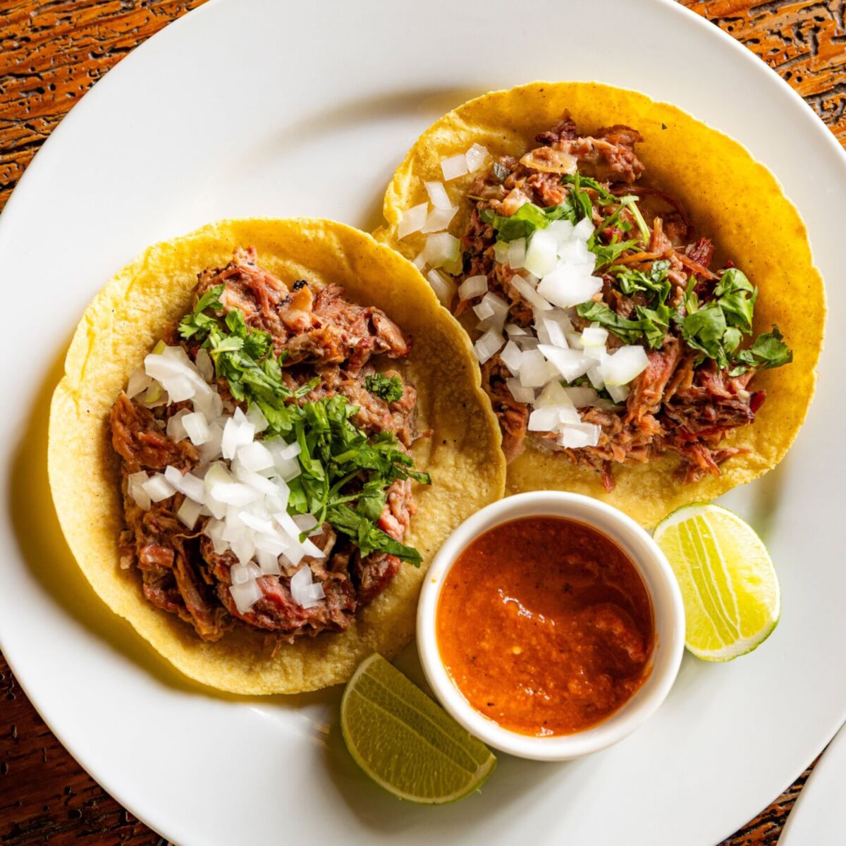 tacos de barbacoa con cebolla y cilantro