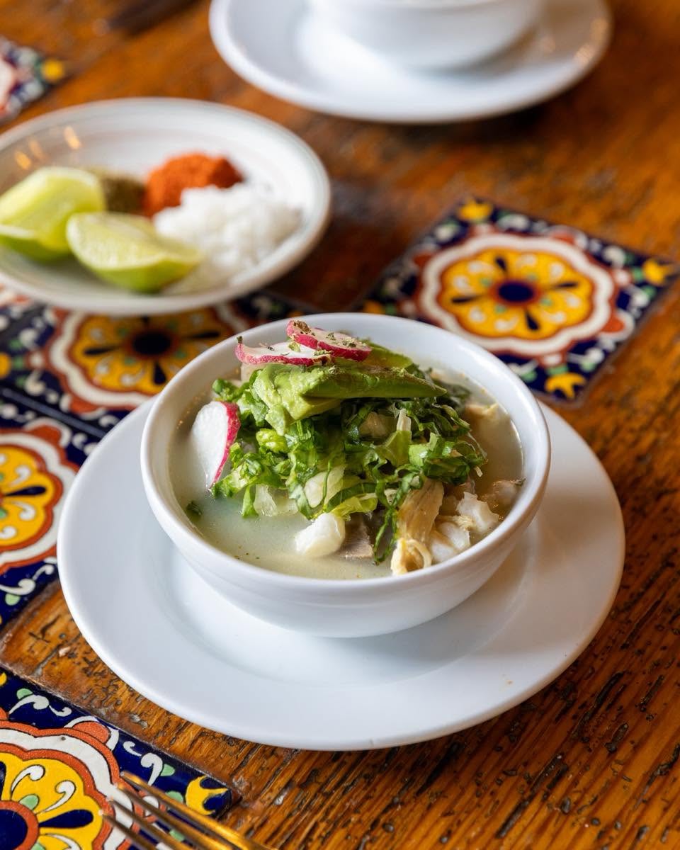 pozole con lechuga