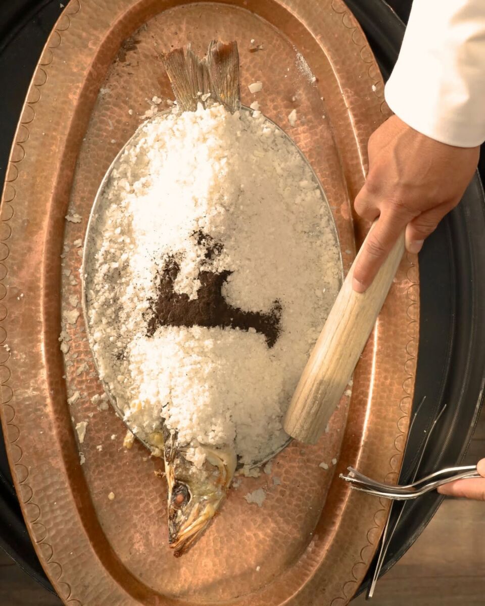 Pescado en costra de sal