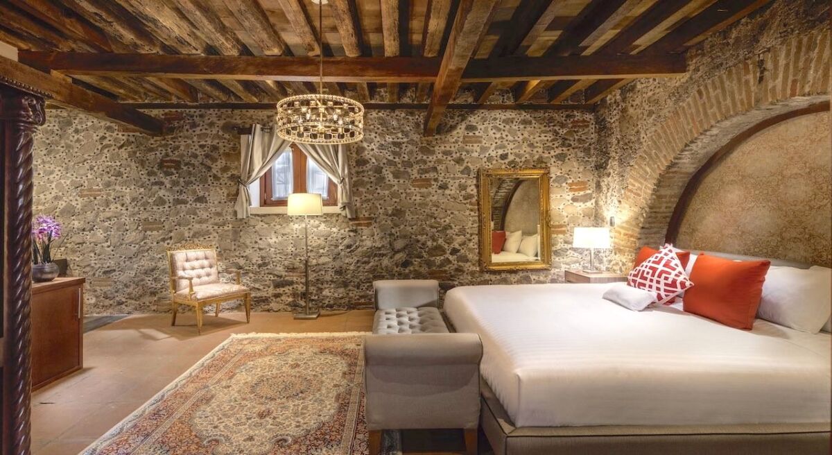 Suite con paredes de piedra de Hacienda Santo Cristo
