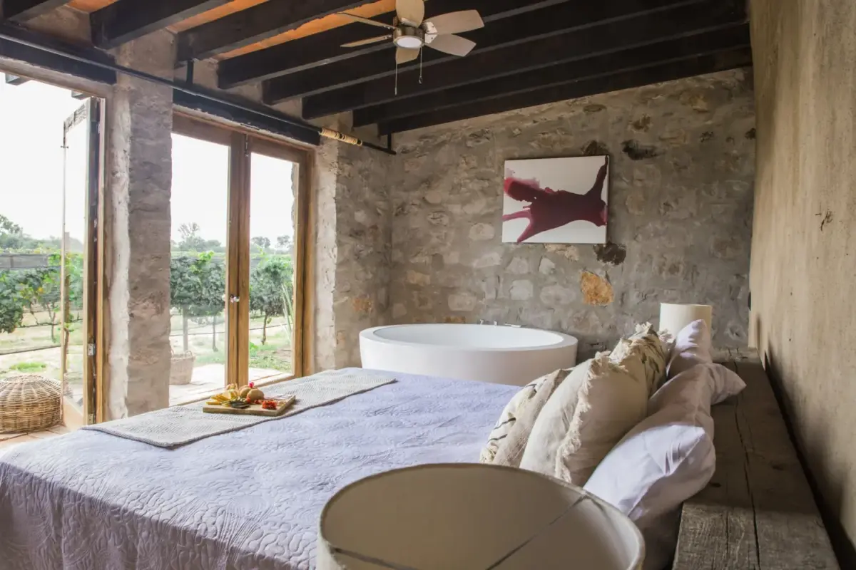 Suite con paredes de piedra en el Hotel de Tierra, Querétaro 