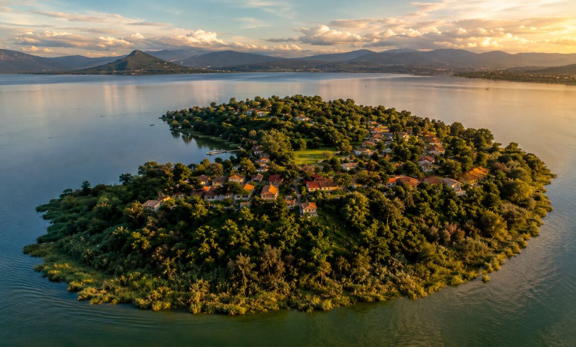 Vista aérea de la Isla Yunuen en el Lago Pátzcuaro, Michoacán