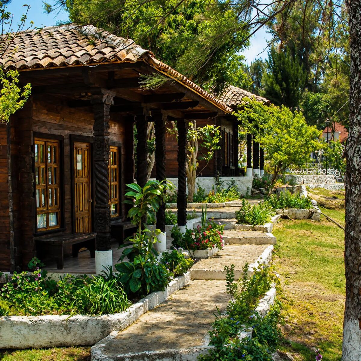 Cabañas rústicas de madera en la Isla Yunuen, Michoacán 