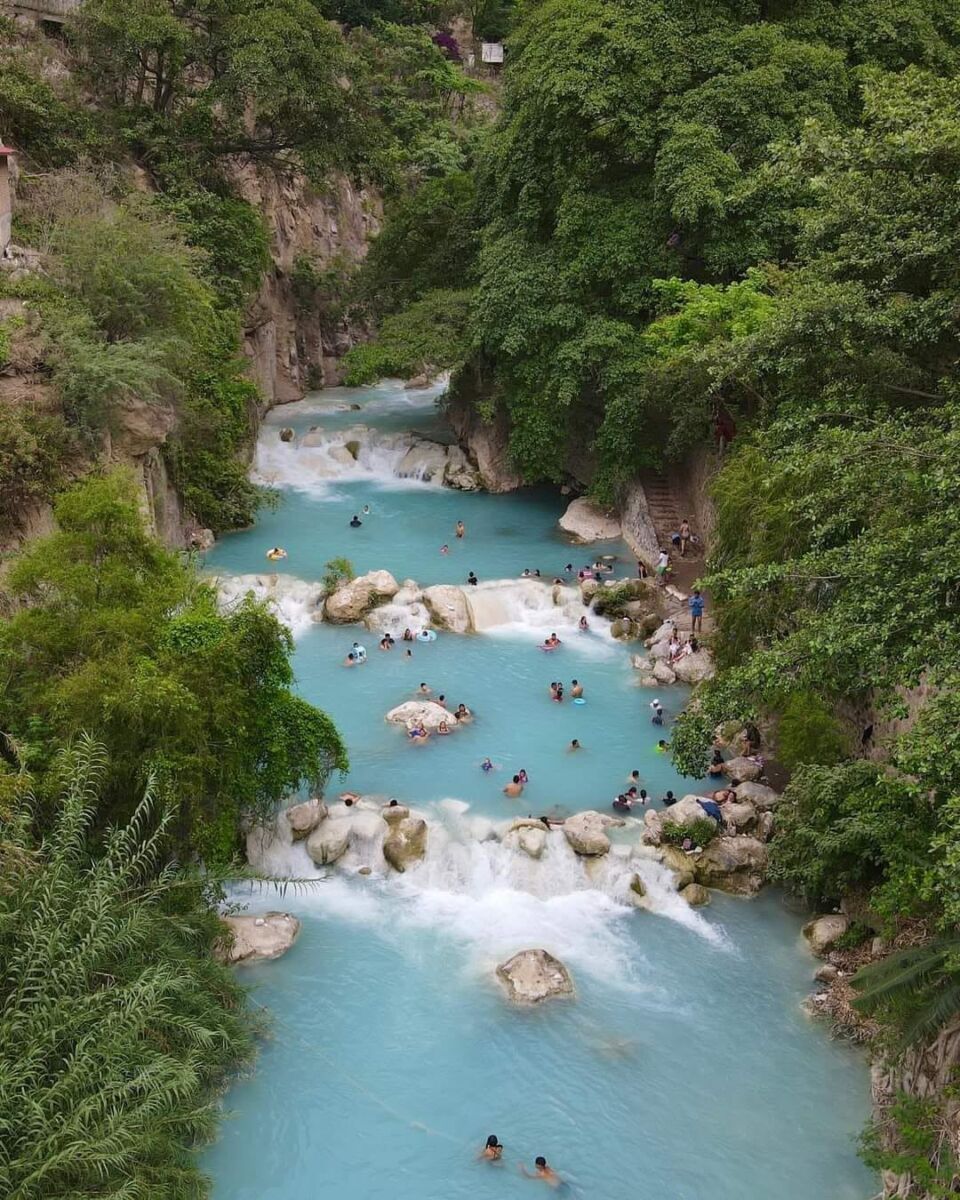 Pozas de agua turquesa y termal en La Gloria Tolantongo