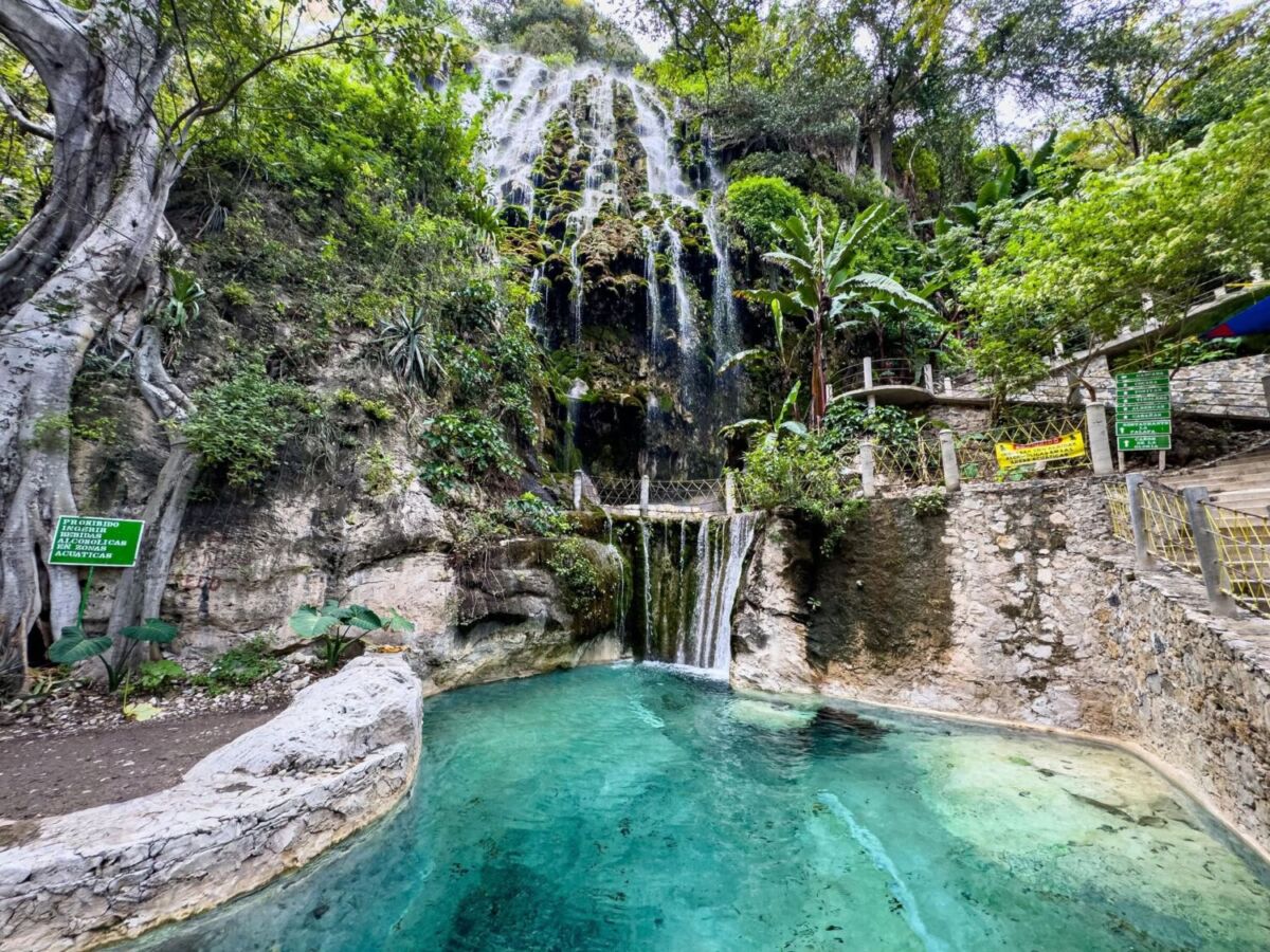 Cascada de agua turquesa en La Gloria Tolantongo