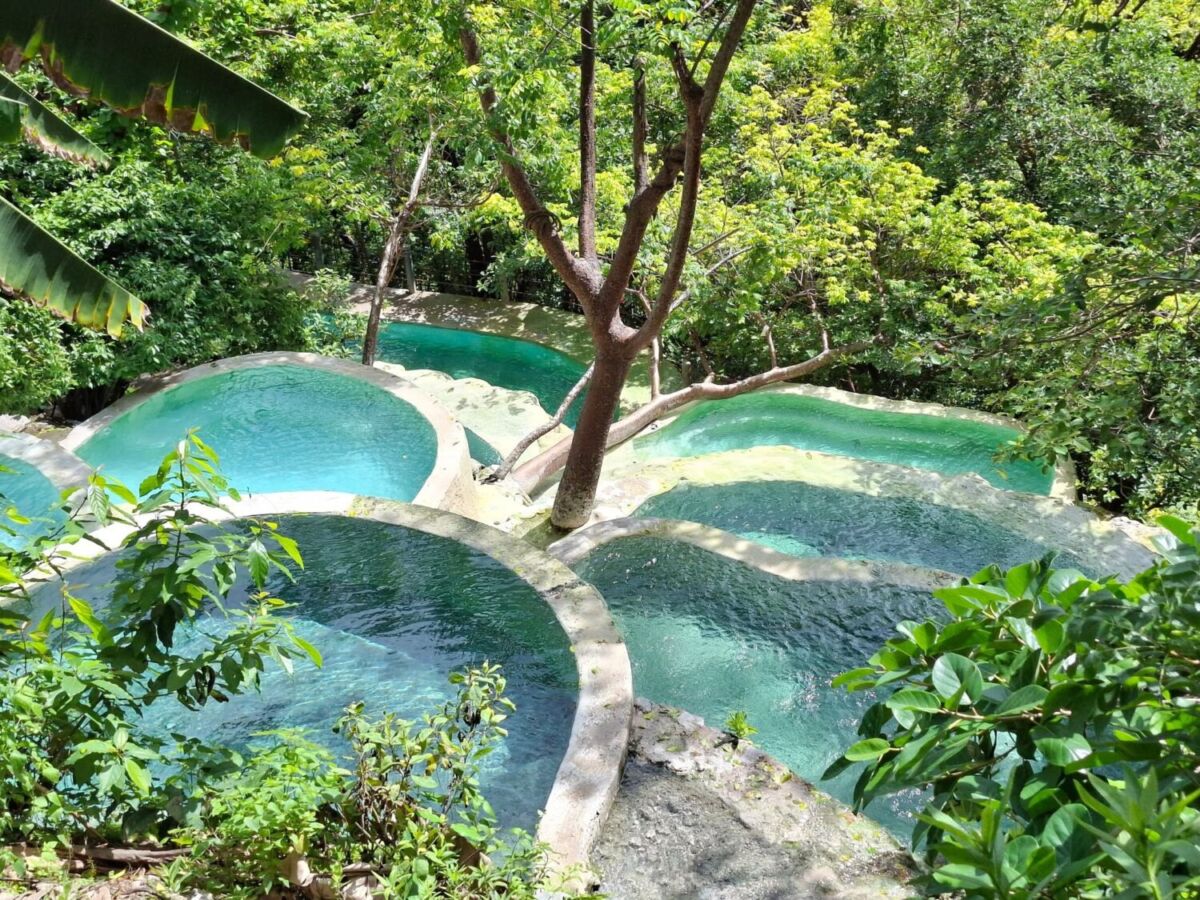 Nadar en las pozas calientitas con una cascada de 30 metros es el plan sencillo para aprovechar lo último del verano