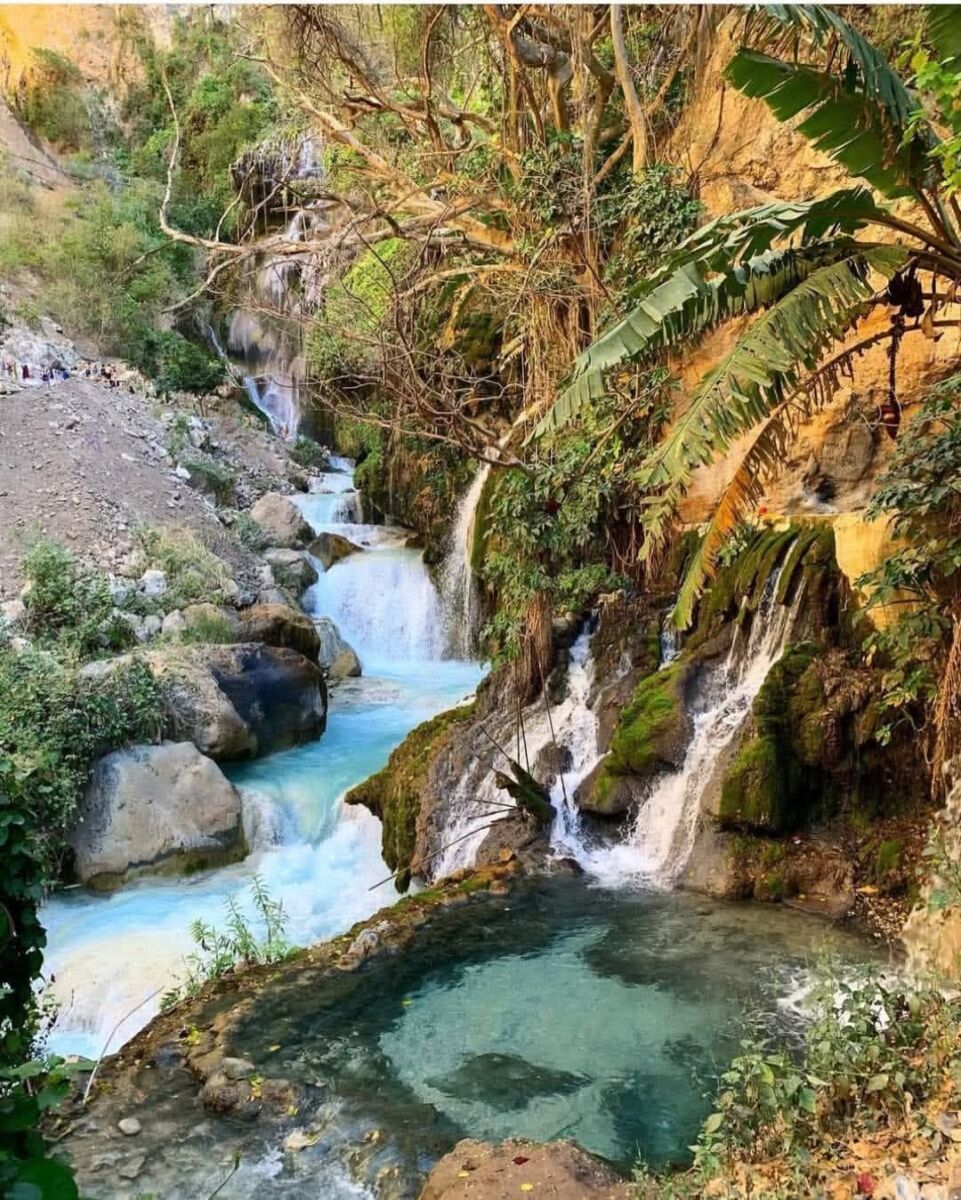 Cascada de agua turquesa y pozas de agua termal en la Gloria Tolantongo
