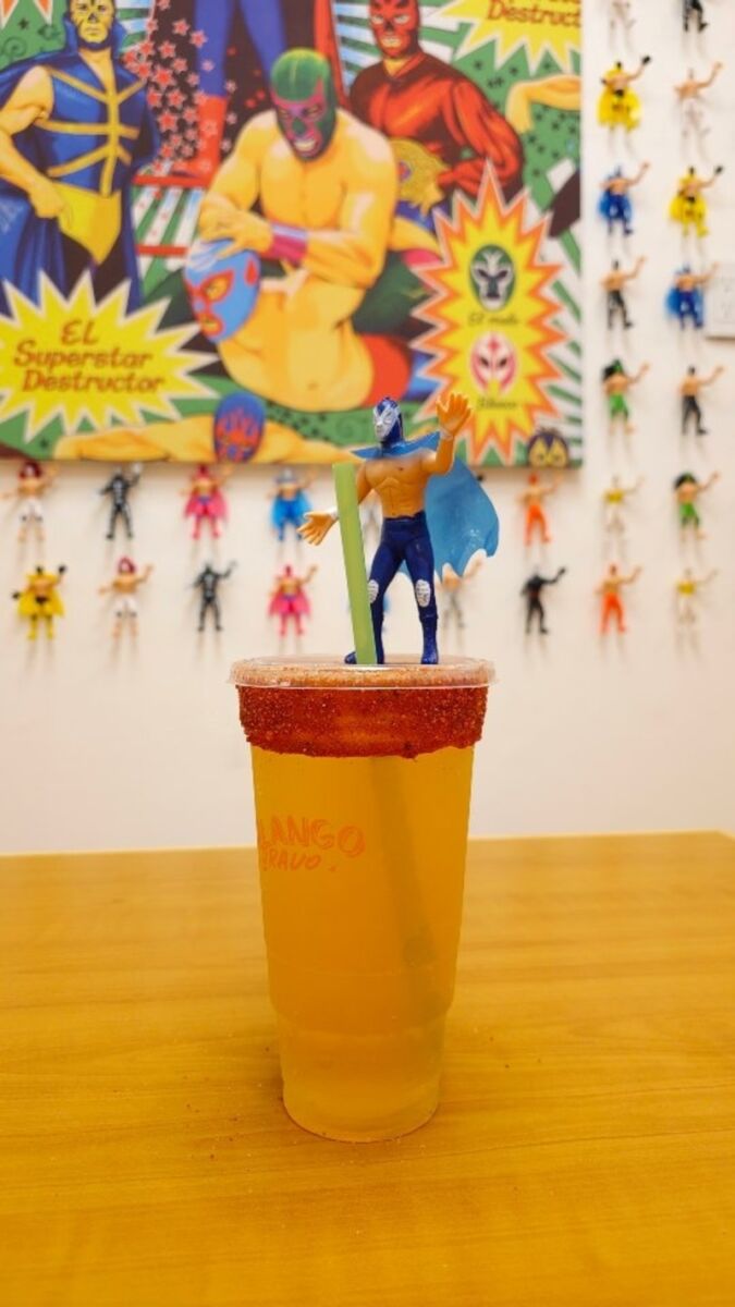michelada con un luchador de juguete