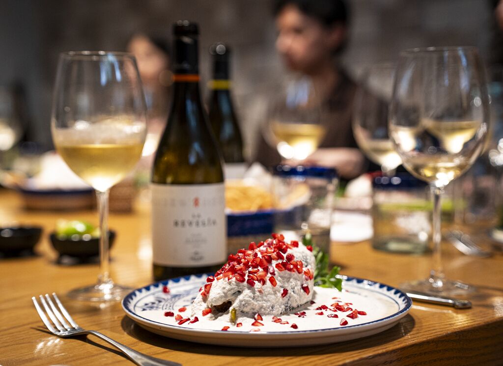 chile en nogada con vino
