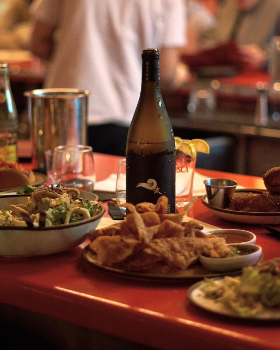 nami sake con comida mexicana