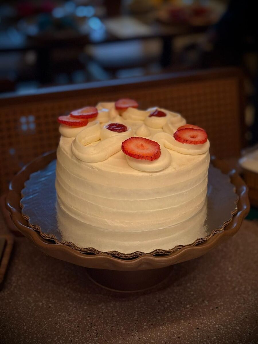 pastel betún blanco con fresas