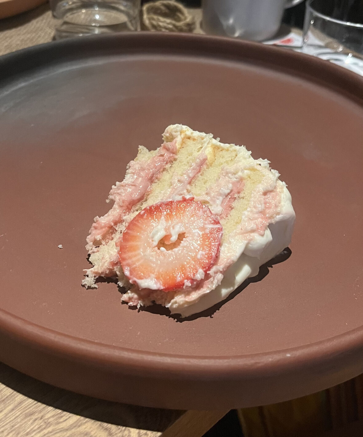 rebanada de pastel de fresas con crema de rancho