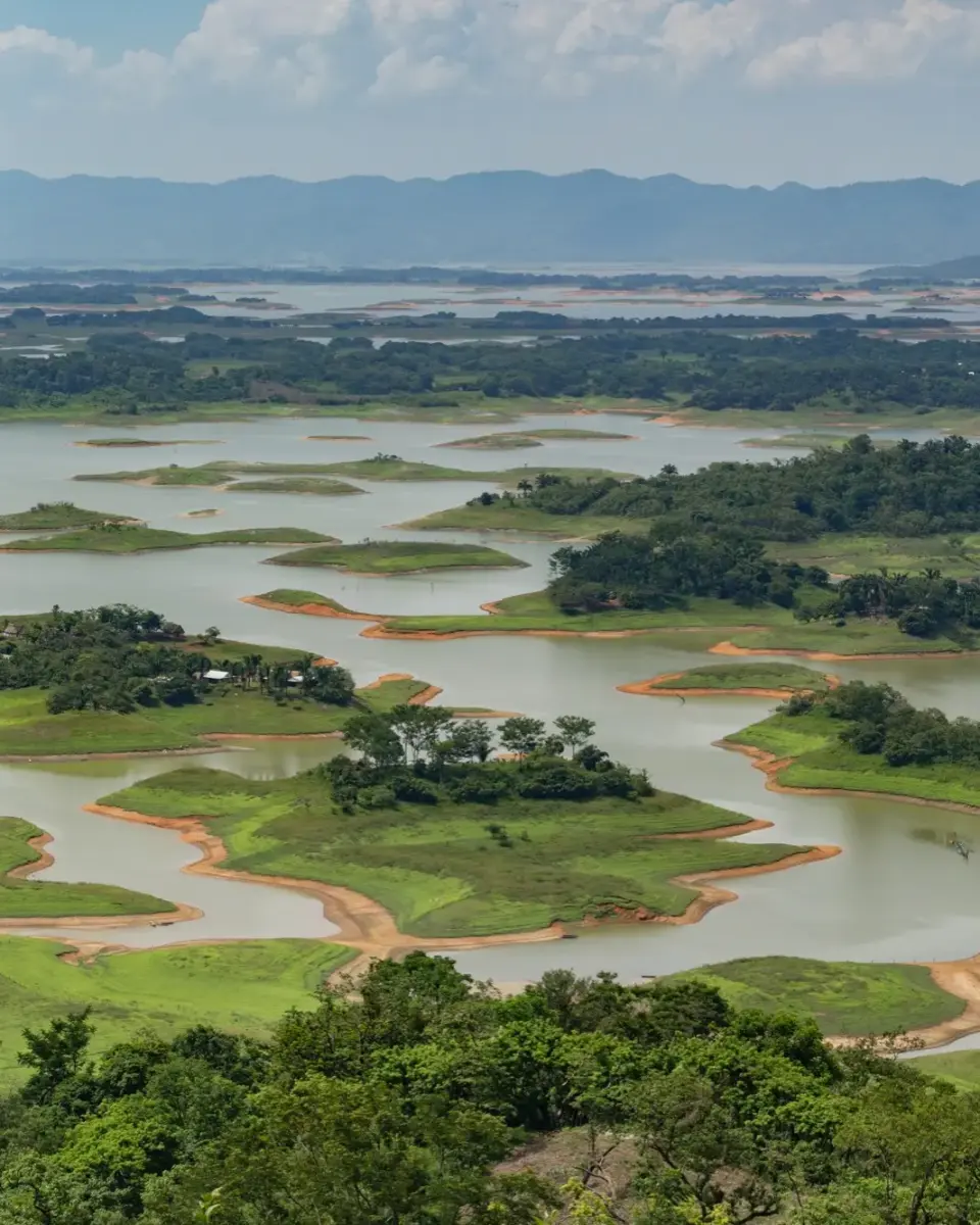 vista aérea de la Presa Miguel Alemán en  San Pedro Ixcatlán, Oaxaca 