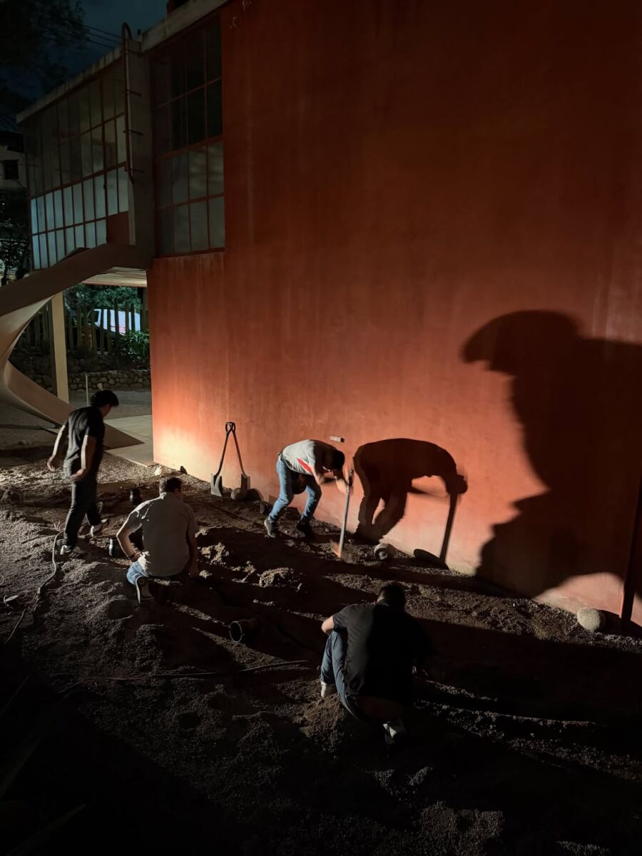 Trabajadores instalando iluminación en el museo casa Diego Rivera y Frida Khalo 