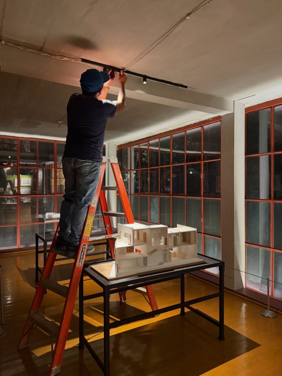 Trabajadores instalando iluminación en el museo casa Diego Rivera y Frida Khalo