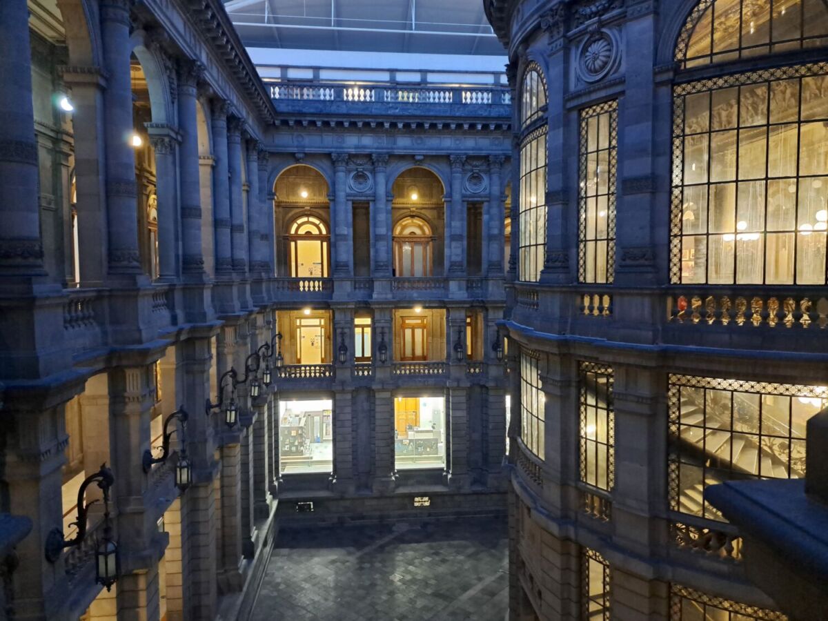 Museo Nacional del Arte de noche 