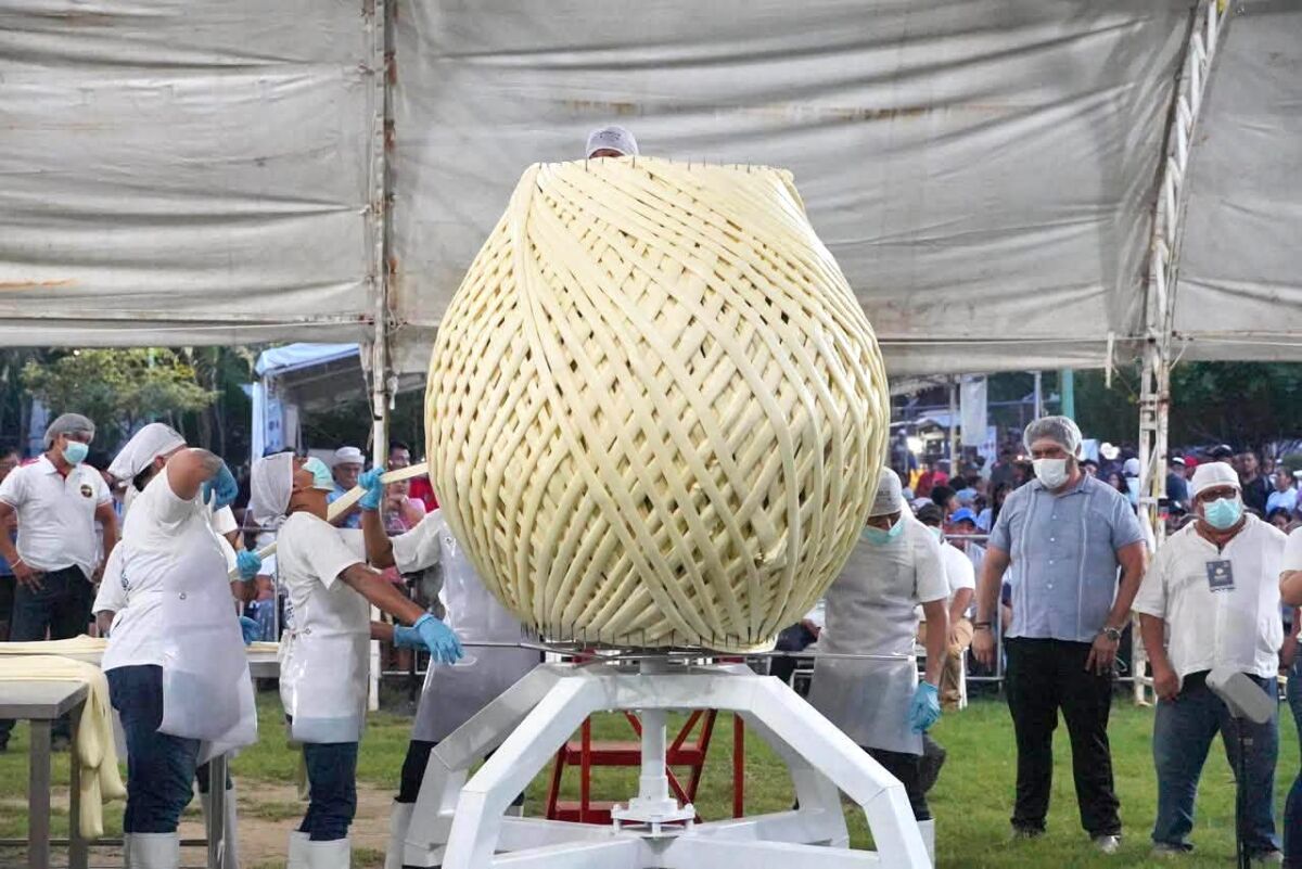 Récord Guinness con la bola de quesillo más grande del mundo en Pijijiapan