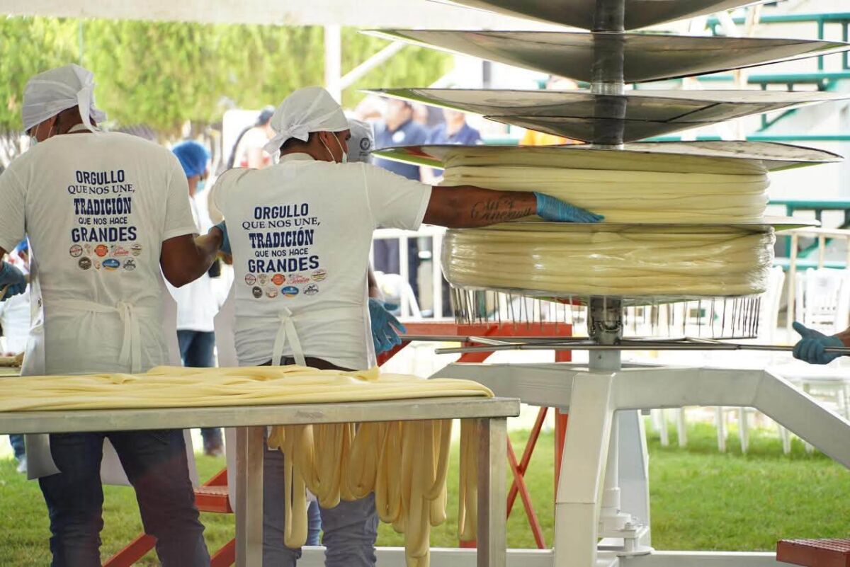 Productores de queso elaborando la bola de quesillo más grande del mundo