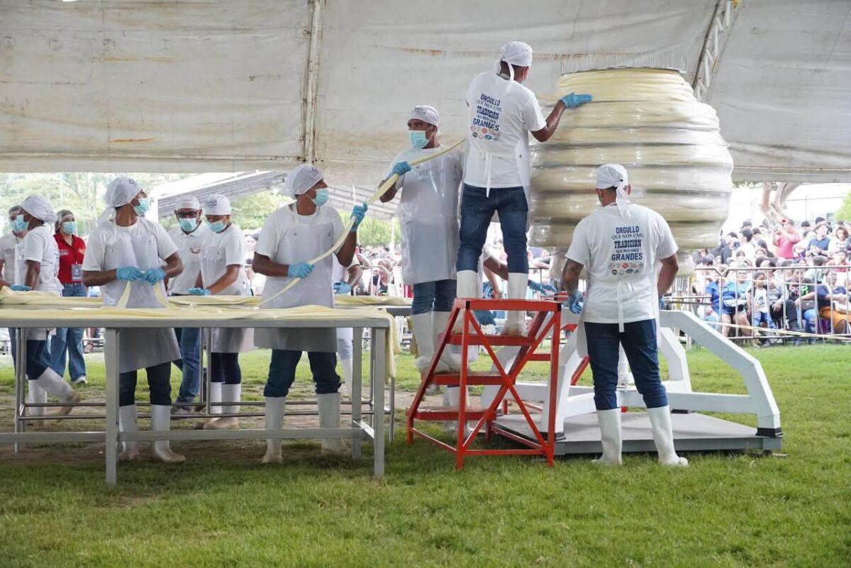 Productores de queso elaborando la bola de quesillo más grande del mundo