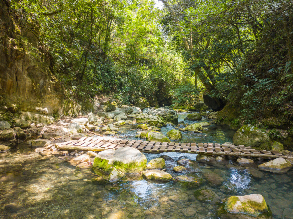cañón natural rodeado de un río cristalino 