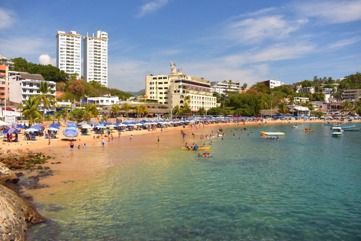 La playa más nostálgica de Acapulco parece una alberca gigante y casino tiene olas