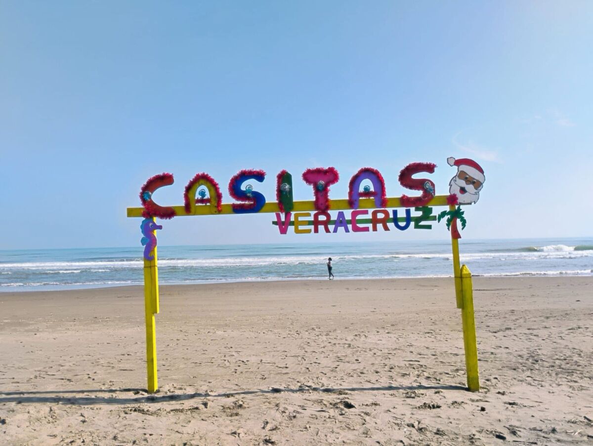 Letrero de Playa Casitas en a pie del mar 