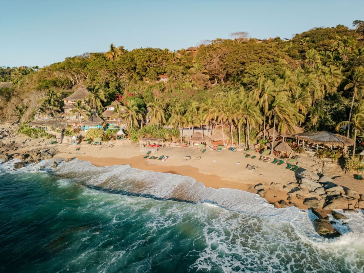 Mientras todos se amontonan en San Pancho, hay una playa pequeñititita y secreta al sur de Sayulita 