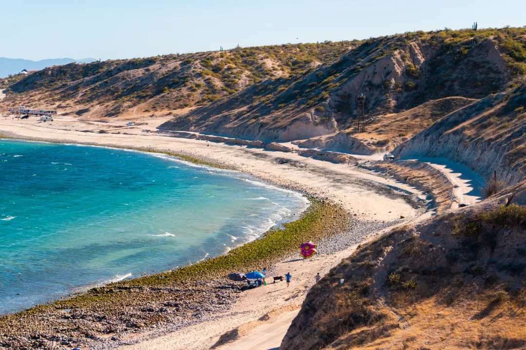 Vista panorámica de la Playa Agua Caliente en Baja California 