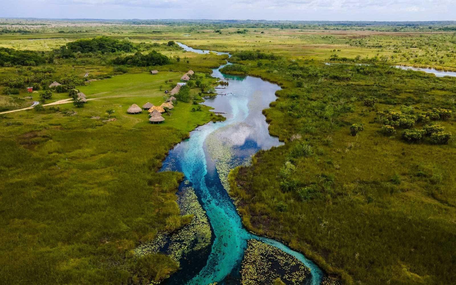 El Pueblo Mágico con un río de aguas turquesas, manantiales y zona arqueológica al que puedes llegar en tren El Pueblo Mágico con un río de aguas turquesas, manantiales y zona arqueológica al que puedes llegar en tren