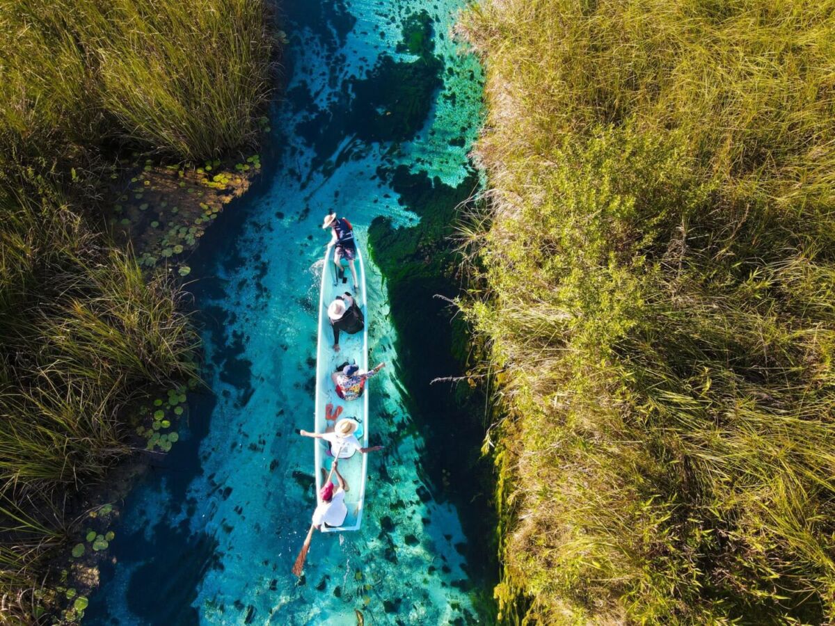 Turistas navegando en kayak por el Río Candelaria en Campeche