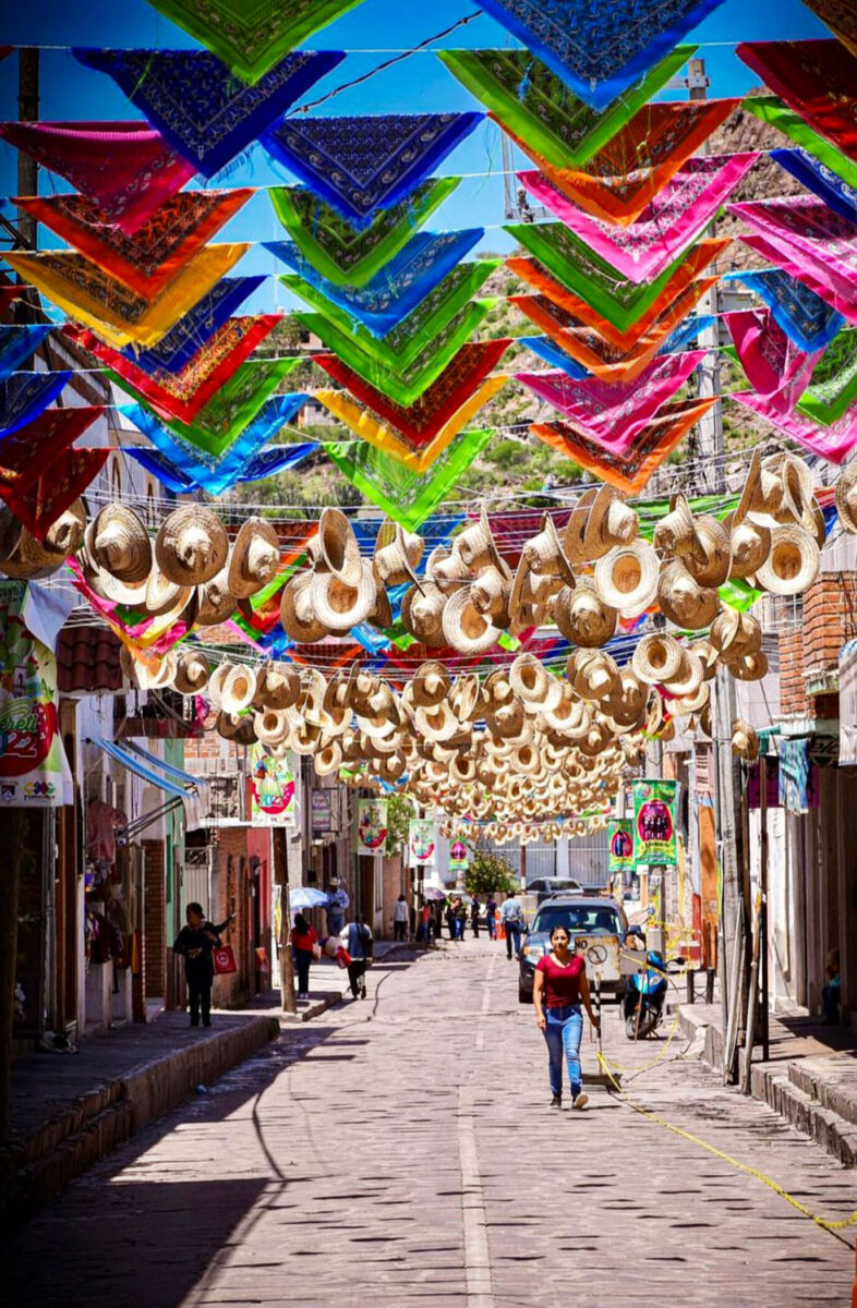Calle decorada con sombreros de colores
