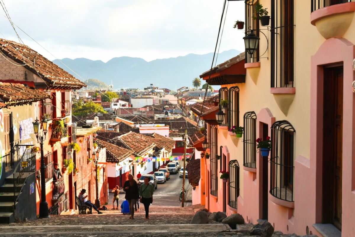 personas caminando en un pueblo de montaña