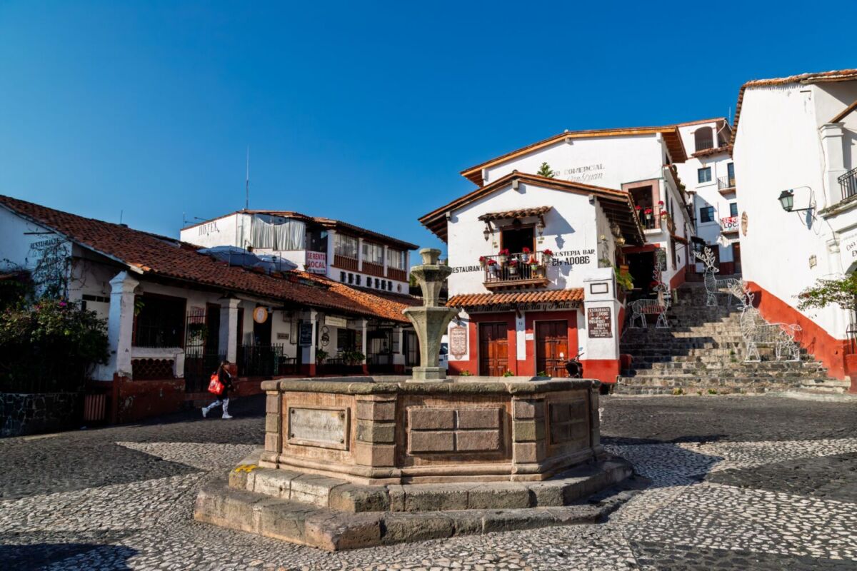 plaza con fuente y calles empedradas en Taxco, Guerrero
