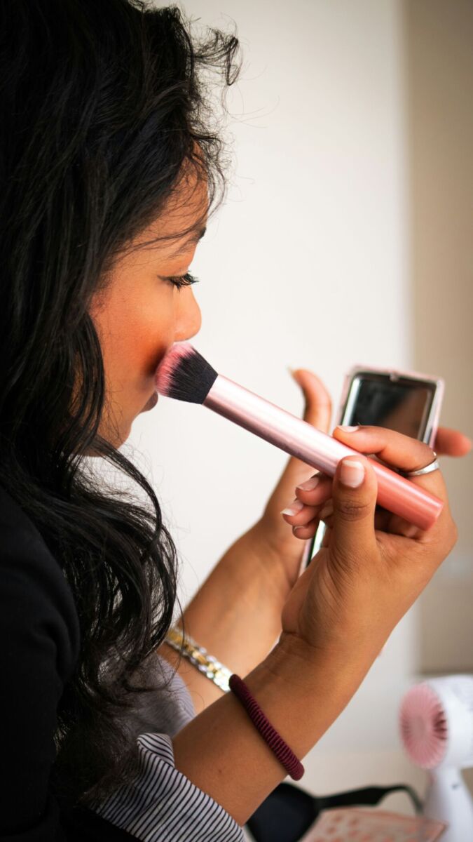 mujer aplicándose blush 