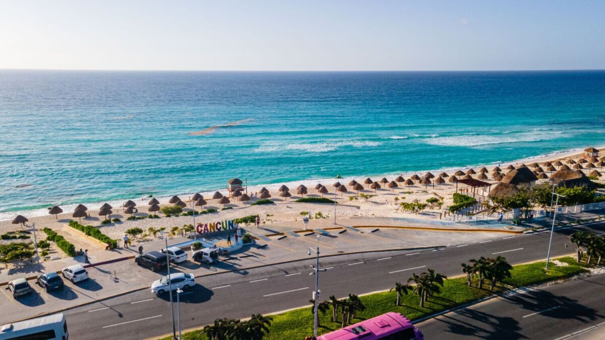 playa de agua turquesa con estacionamiento 