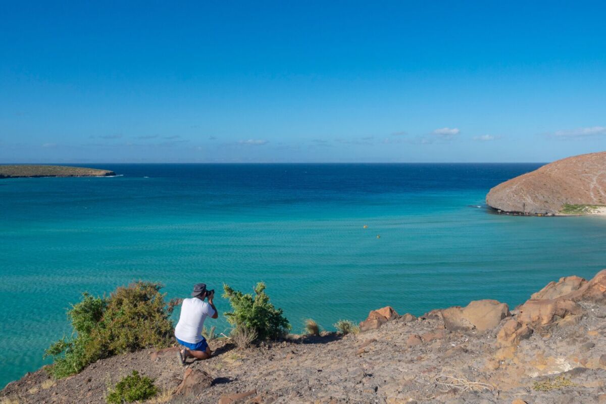persona admirando el paisaje de Playa Balandra 