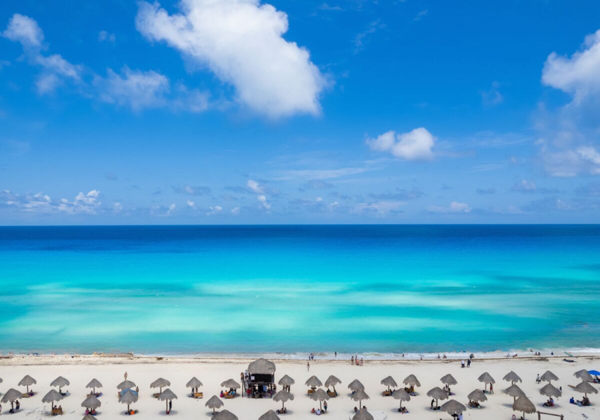 playa de agua turquesa y arena blanca 