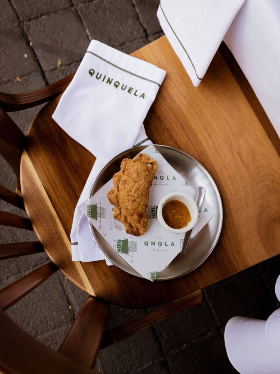 empanada argentina sobre silla de madera