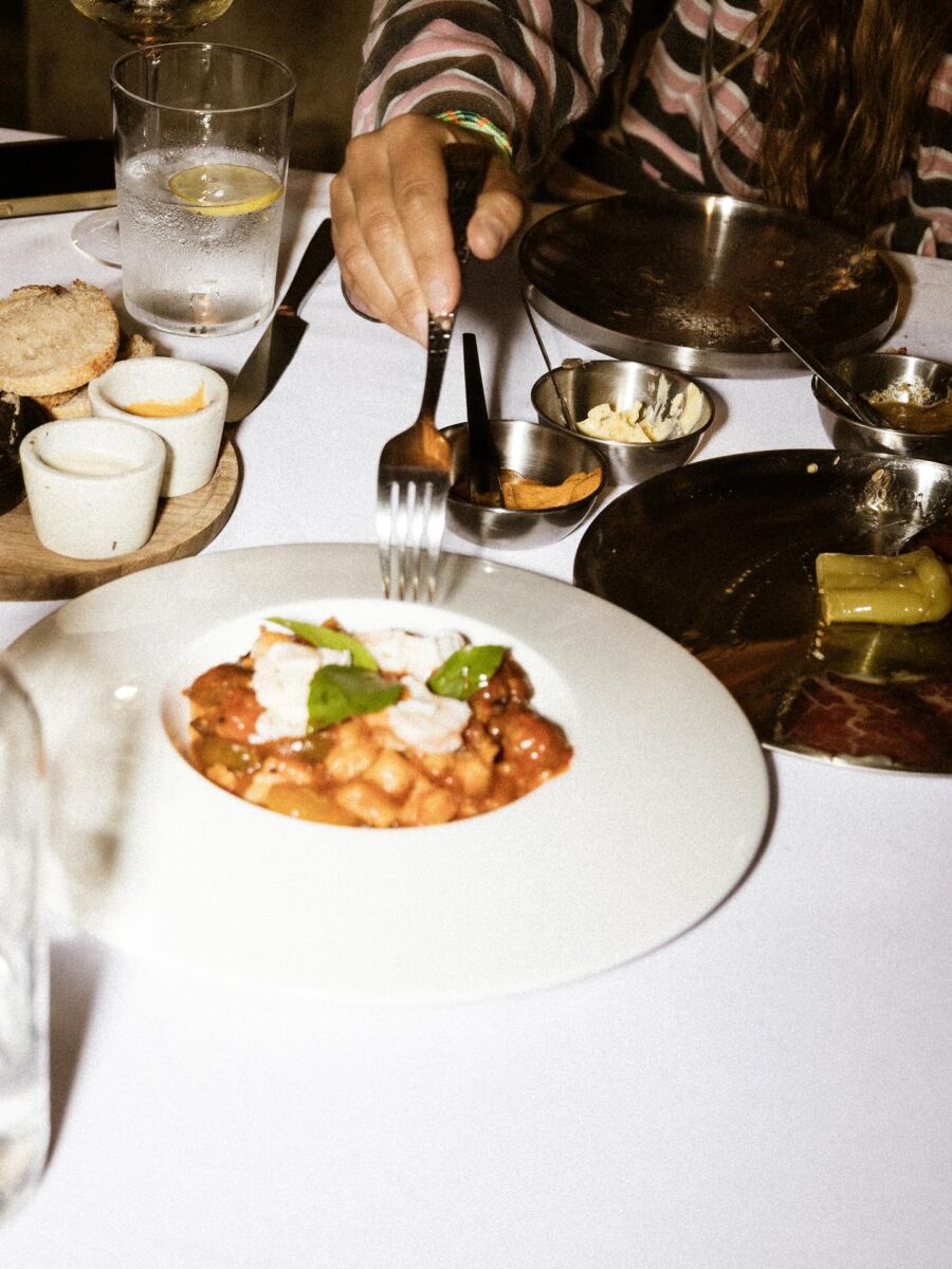 Además de bonito, este restaurante en la Roma tiene cortes de carne exquisitos y unos gnocchi para manifestar abundancia
