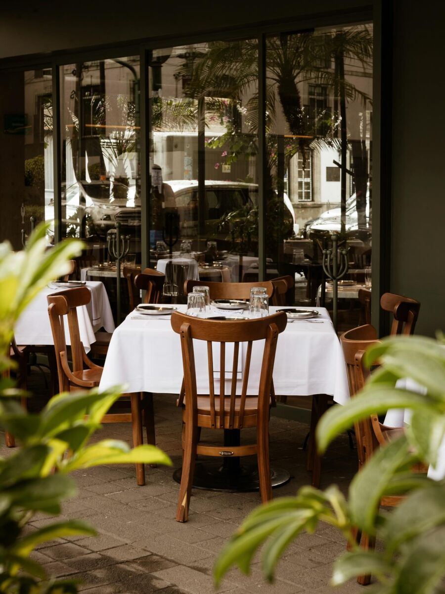mesas y sillas en la parte de afuera de un restaurante 