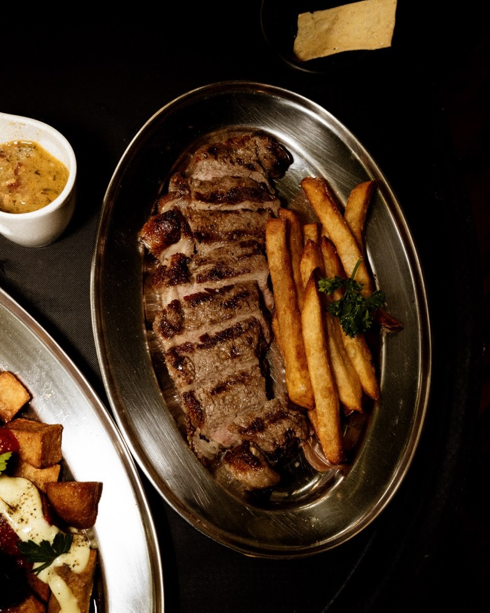 corte de carne argentino con papas a la francesa
