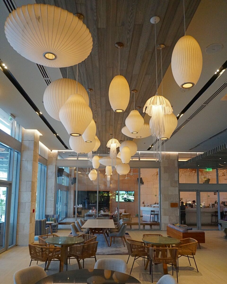lámparas que representan la vida marina del Renaissance Hotel