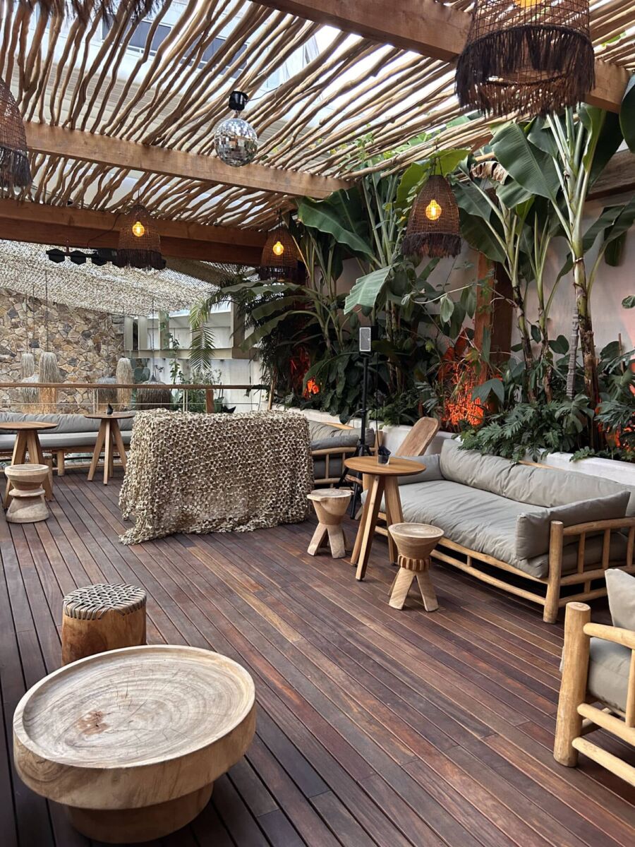 El restaurante de piedra y palmeras que te hace sentir en la playa en plena CDMX: mariscos frescos y terraza tipo Tulum