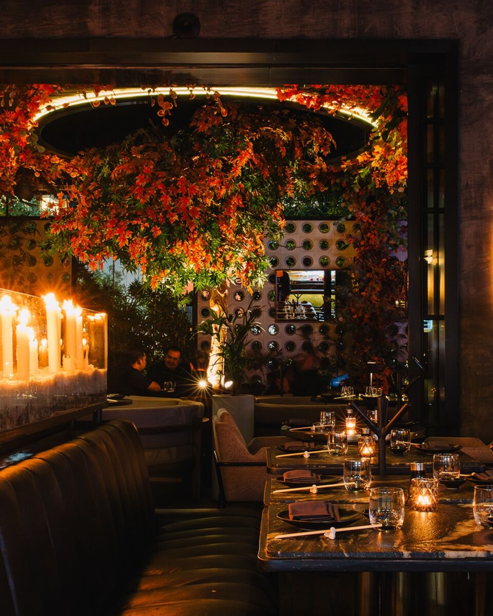 lugar de comida japonesa con flores y velas