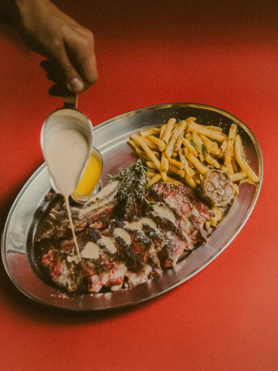 platill de carne con aderezo y papas
