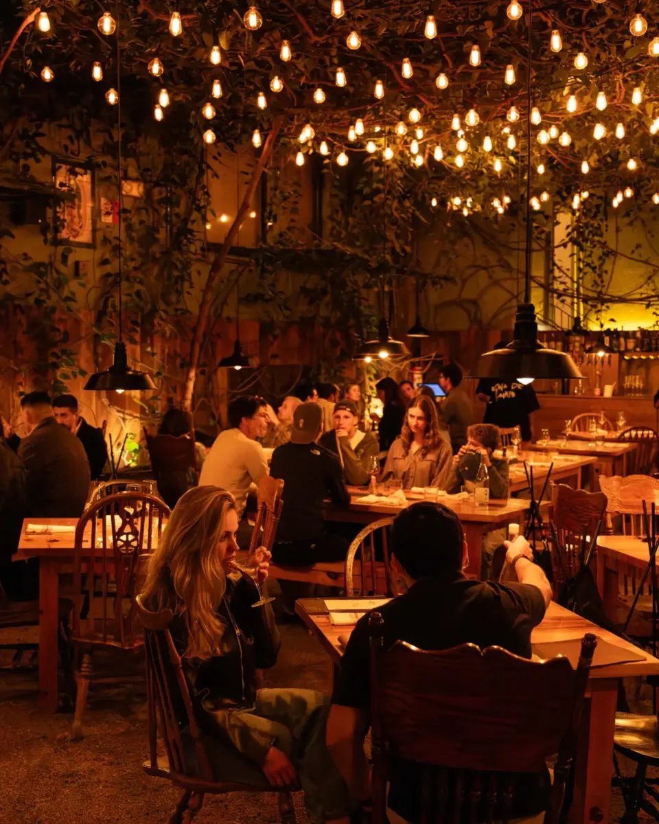lugar de comida italiana con mexicana de noche con luces