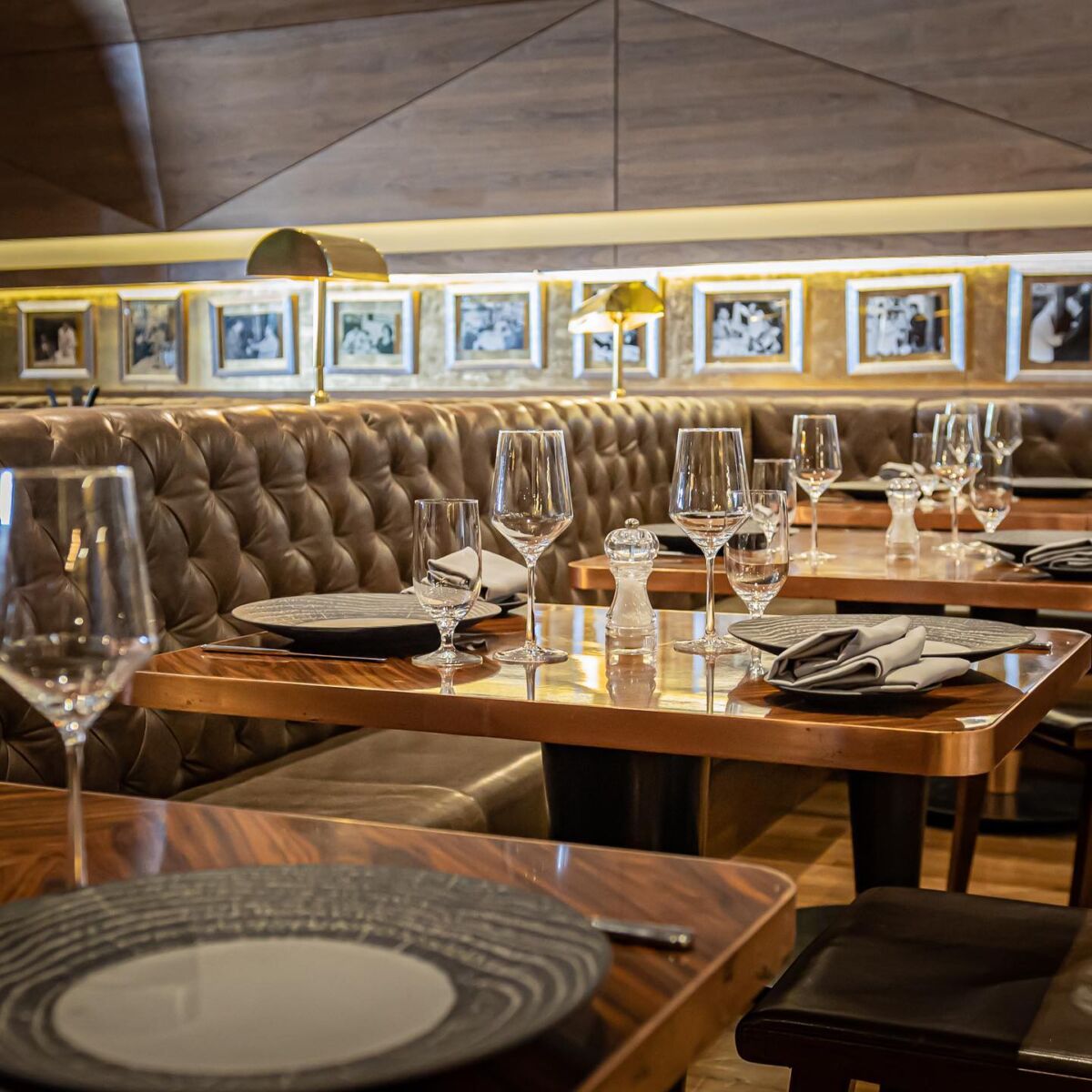 mesas de lugar de comida con sillones y decoraciones románticas