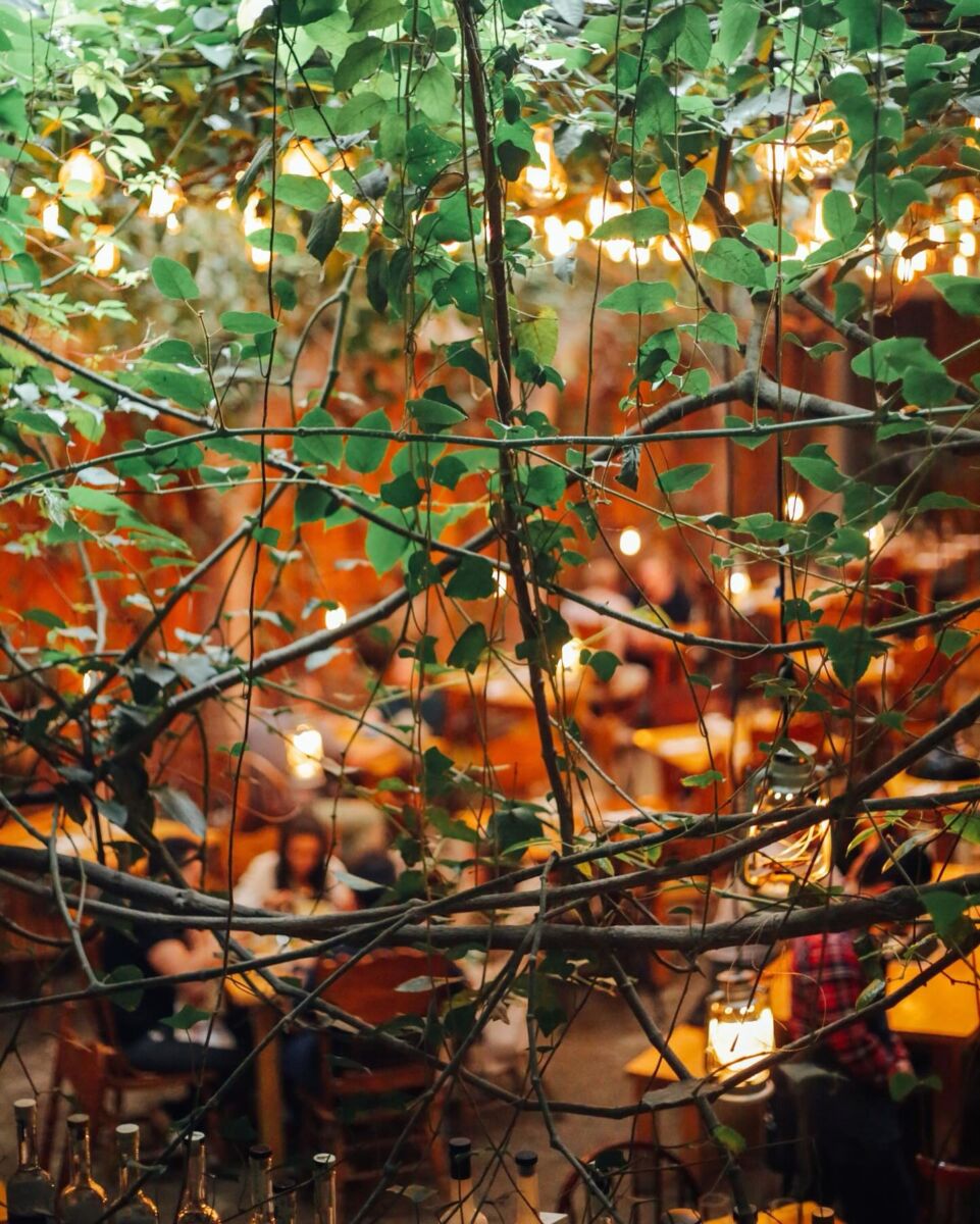 restaurante con decoraciones cursis